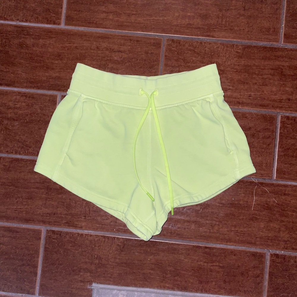 Lululemon inner glow high rise shorts 3’